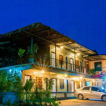 Baantung Homestay Mukdahan Exteriör bild