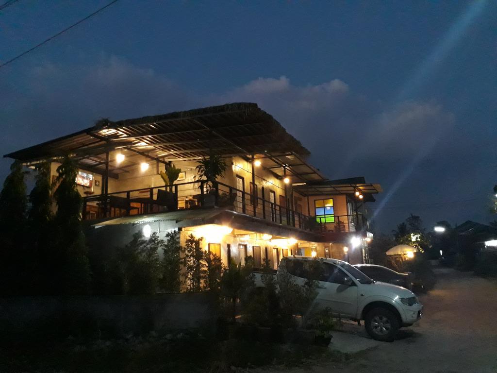 Baantung Homestay Mukdahan Exteriör bild