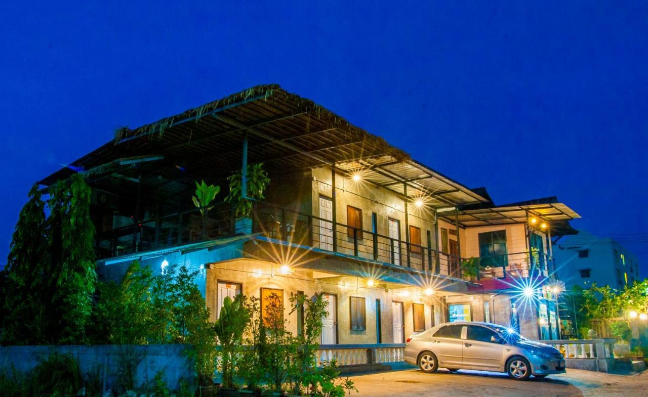 Baantung Homestay Mukdahan Exteriör bild